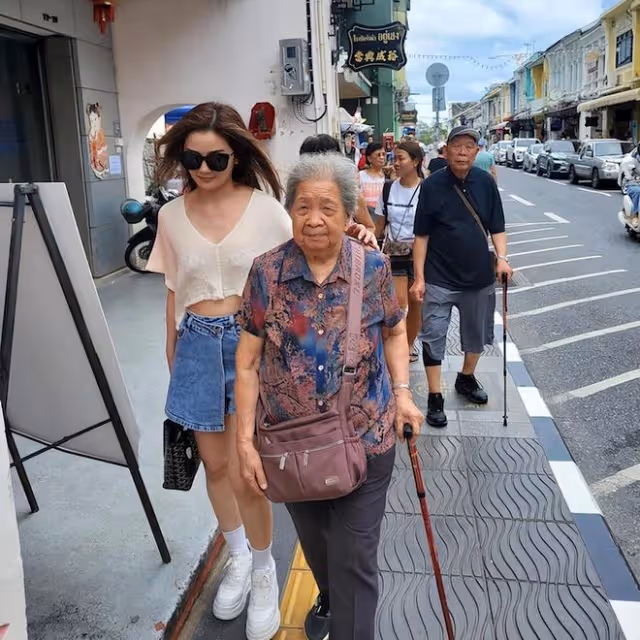 蔡卓妍一家三代人旅遊，90歲奶奶拿拐杖出行，蔡爸爸撞臉林子祥