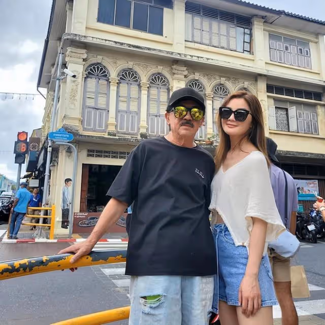 蔡卓妍一家三代人旅遊，90歲奶奶拿拐杖出行，蔡爸爸撞臉林子祥