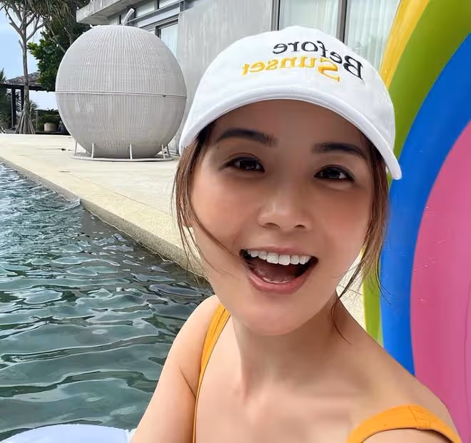 蔡卓妍一家三代人旅遊，90歲奶奶拿拐杖出行，蔡爸爸撞臉林子祥