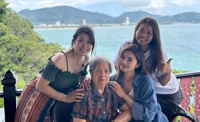 蔡卓妍一家三代人旅遊，90歲奶奶拿拐杖出行，蔡爸爸撞臉林子祥