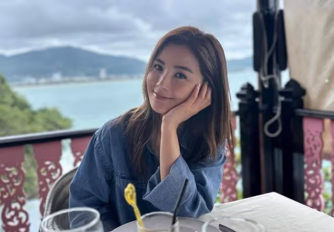 蔡卓妍一家三代人旅遊，90歲奶奶拿拐杖出行，蔡爸爸撞臉林子祥