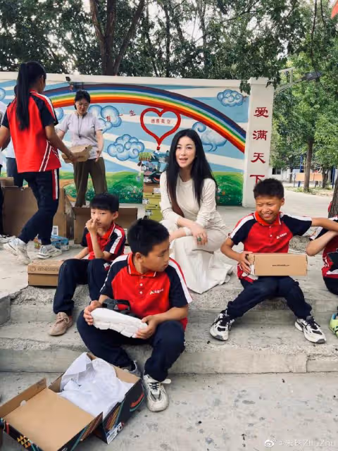 朱珠一家三口給學生捐鞋子，孩子們收到禮物超開心，大合照好有愛