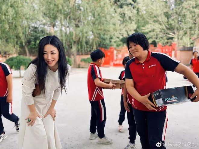 朱珠一家三口給學生捐鞋子，孩子們收到禮物超開心，大合照好有愛