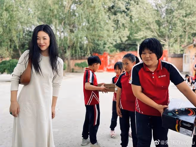 朱珠一家三口給學生捐鞋子，孩子們收到禮物超開心，大合照好有愛
