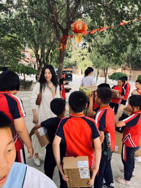 朱珠一家三口給學生捐鞋子，孩子們收到禮物超開心，大合照好有愛