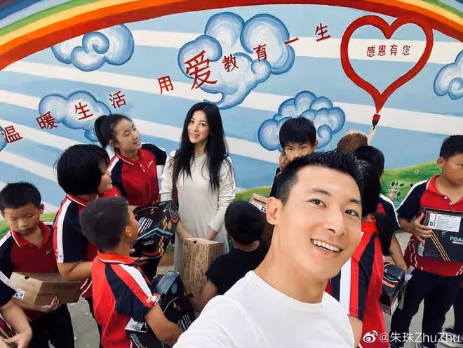 朱珠一家三口給學生捐鞋子，孩子們收到禮物超開心，大合照好有愛