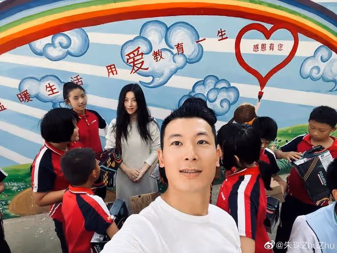 朱珠一家三口給學生捐鞋子，孩子們收到禮物超開心，大合照好有愛