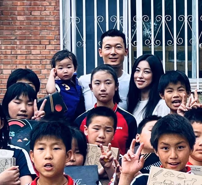 朱珠一家三口給學生捐鞋子，孩子們收到禮物超開心，大合照好有愛