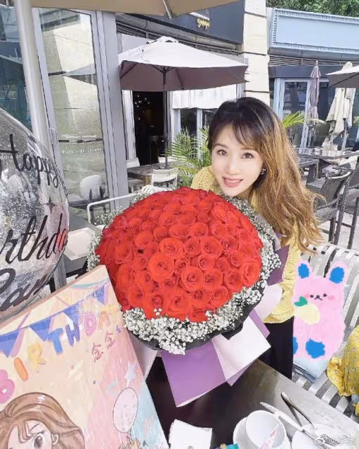 闊太李念38歲生日，三胎臨盆在即提前慶祝，富豪老公送超大束玫瑰