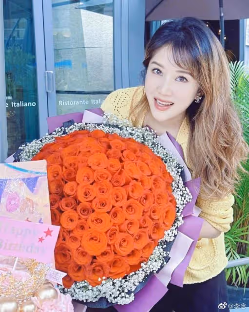 闊太李念38歲生日，三胎臨盆在即提前慶祝，富豪老公送超大束玫瑰