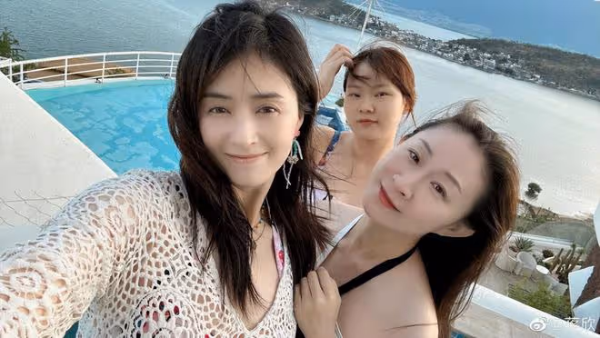 40歲蔣欣罕曬泳裝美照，穿比基尼全身零贅肉，細腰長腿養眼十足