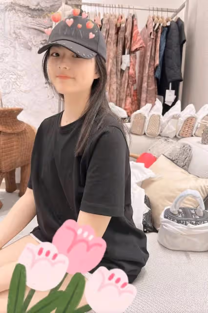 李湘為13歲女兒慶兒童節,王詩齡變瘦變美淑女范足,笑起來像媽媽