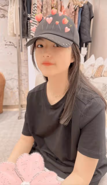 李湘為13歲女兒慶兒童節,王詩齡變瘦變美淑女范足,笑起來像媽媽