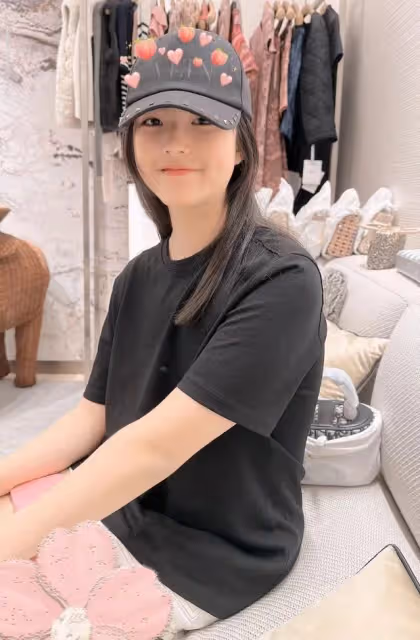 李湘為13歲女兒慶兒童節,王詩齡變瘦變美淑女范足,笑起來像媽媽