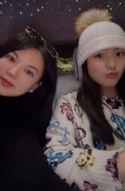 李湘為13歲女兒慶兒童節，王詩齡變瘦變美淑女范足，笑起來像媽媽