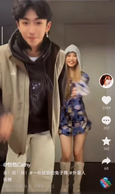 伊能靜兒子和表姐跳舞,哈利戴耳環戒指好精緻,男裝造型超帥氣