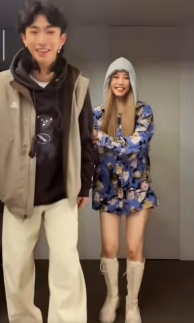 伊能靜兒子和表姐跳舞,哈利戴耳環戒指好精緻,男裝造型超帥氣