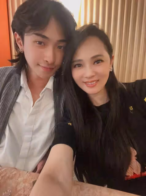 伊能靜兒子和表姐跳舞,哈利戴耳環戒指好精緻,男裝造型超帥氣