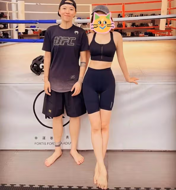 偶遇王菲女兒練拳擊,竇靖童反戴帽子紋身搶鏡,打拳動作利落帥氣