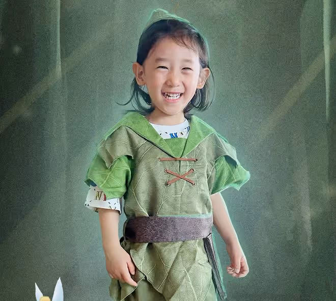 陳小春小兒子3歲生日照,hoho留長發好秀氣,笑起來像爸又像媽