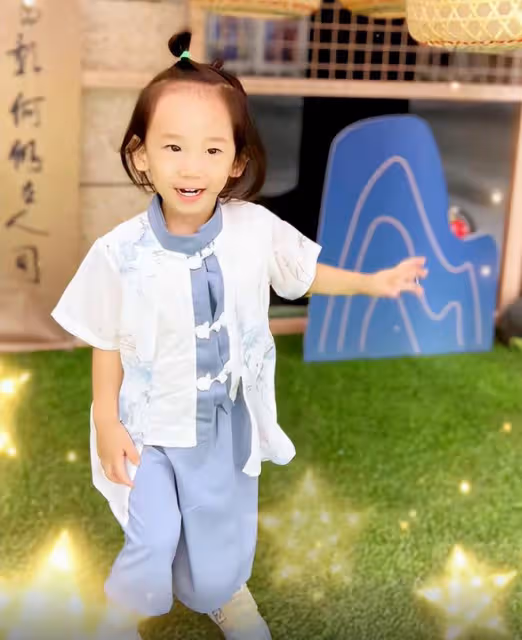 陳小春小兒子3歲生日照,hoho留長發好秀氣,笑起來像爸又像媽