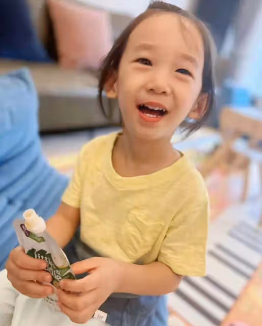 陳小春小兒子3歲生日照,hoho留長發好秀氣,笑起來像爸又像媽