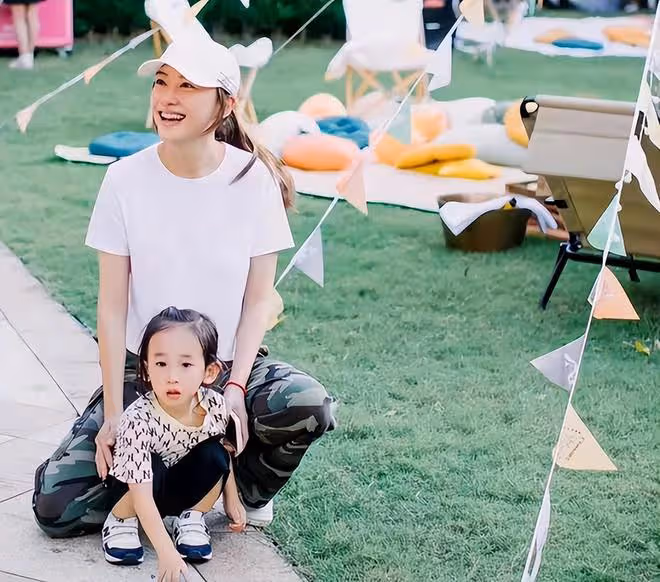 陳小春小兒子3歲生日照，hoho留長發好秀氣，笑起來像爸又像媽