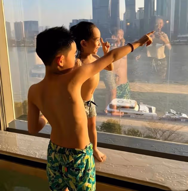 陳小春小兒子3歲生日照，hoho留長發好秀氣，笑起來像爸又像媽