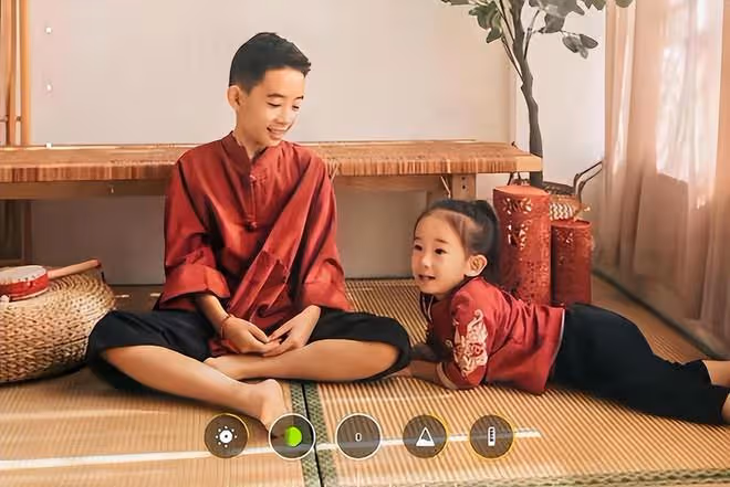 陳小春小兒子3歲生日照，hoho留長發好秀氣，笑起來像爸又像媽