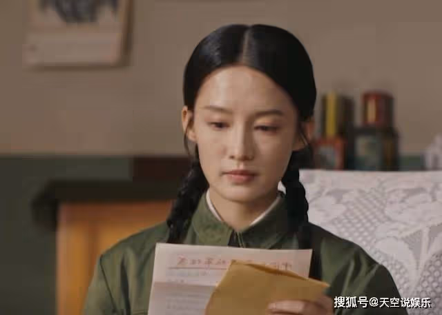 《夢中的那片海》肖春生愛上佟曉梅,賀紅玲嫁人遭冷眼,勾引肖春生被拒
