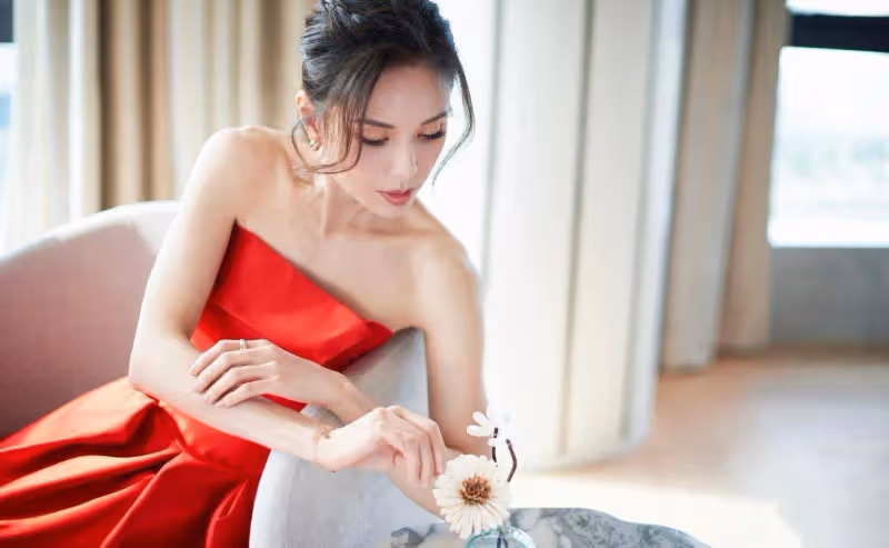 李若彤還真是不服老!穿大紅色抹身材裙盡顯優雅高貴,這氣質簡直了