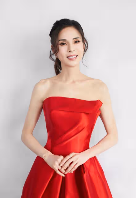 李若彤還真是不服老!穿大紅色抹身材裙盡顯優雅高貴,這氣質簡直了