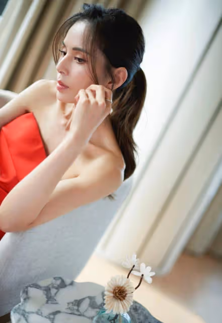 李若彤還真是不服老!穿大紅色抹身材裙盡顯優雅高貴,這氣質簡直了