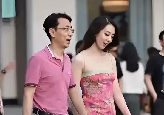 後續來了!國企高管與女下屬牽手被曝光後,2人均被停職接受調查