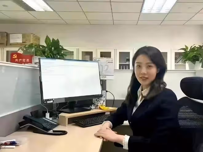 一次偶然的街拍,讓47歲的胡總下馬的董小姐,到底什麼來頭