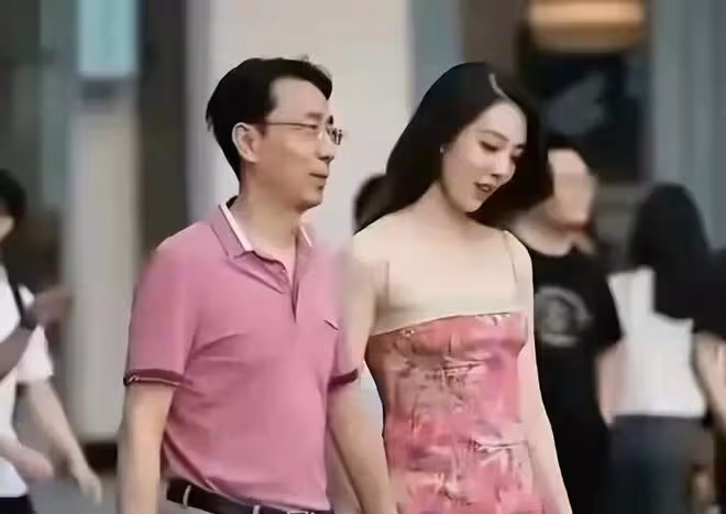 一次偶然的街拍,讓47歲的胡總下馬的董小姐,到底什麼來頭