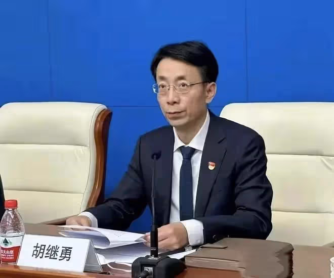 一次偶然的街拍,讓47歲的胡總下馬的董小姐,到底什麼來頭
