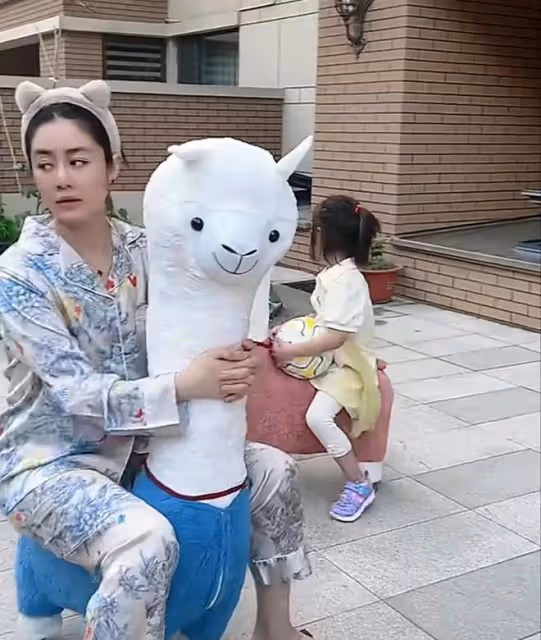 王小懞直播被嘲諷,流淚表示丈夫服刑15年,單親媽媽帶小孩太辛苦