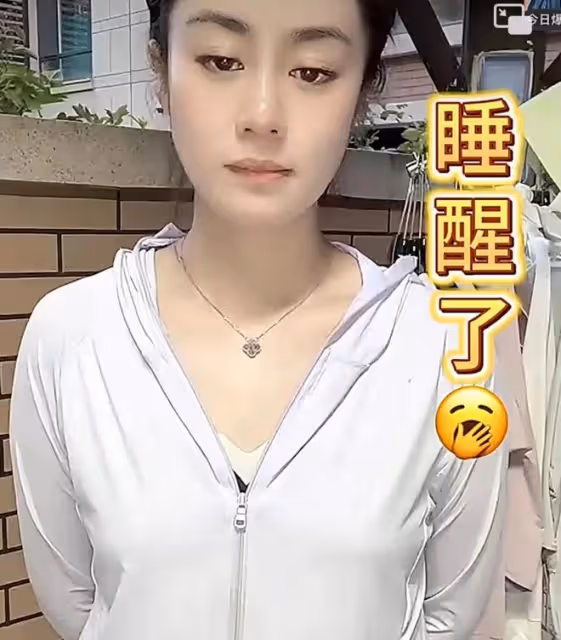 王小懞直播被嘲諷,流淚表示丈夫服刑15年,單親媽媽帶小孩太辛苦