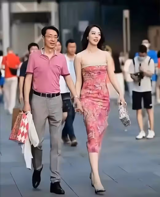 「董小姐」來不及刪除的照片流出,各種風格皆有!難怪胡總被迷