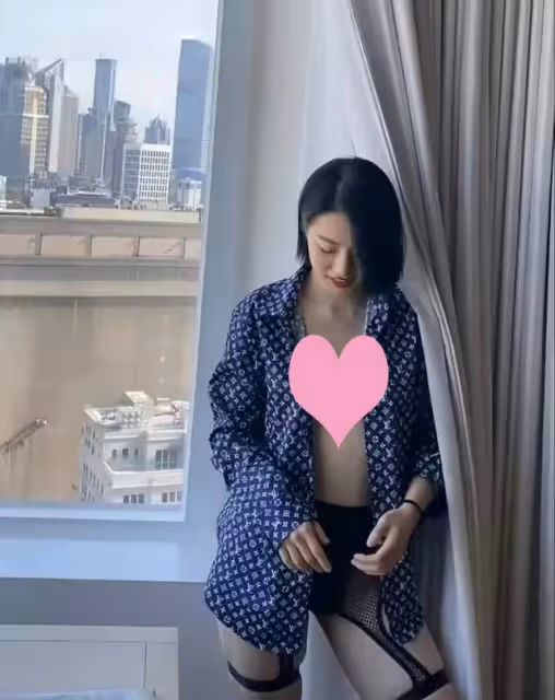 「董小姐」來不及刪除的照片流出,各種風格皆有!難怪胡總被迷