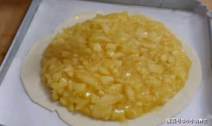 我家蘋果很少直接吃,而是做成蘋果派,表皮酥脆,內里香甜,好吃~