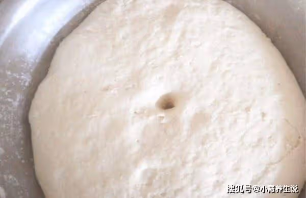 外婆蒸饅頭秘訣,不放水,不加牛奶,蒸好後香甜暄軟,比麵包好吃~