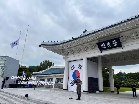 姜泰伍入伍後狀態超好!曝代表登臺致詞影片,完全像在拍韓劇!