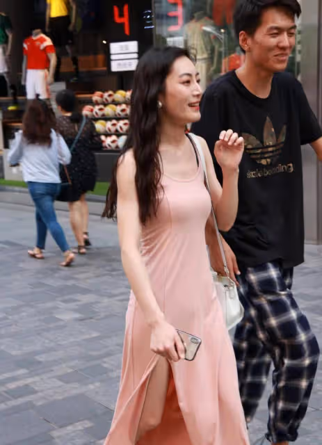 連衣裙上身更加的有朝氣有格調，可以完美襯托你的曼妙身姿