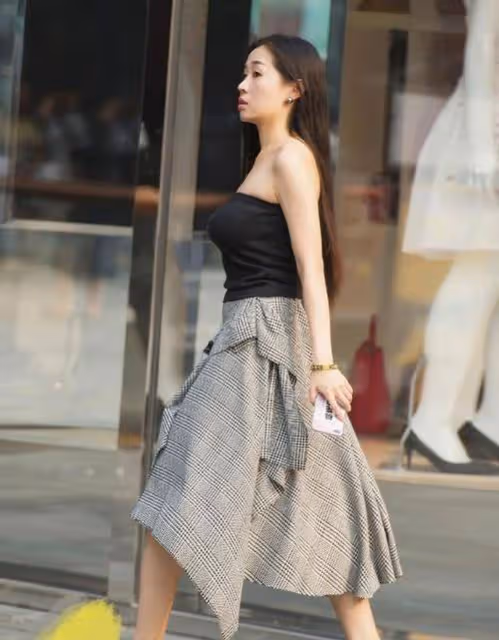 女子腳上一雙尖頭的時尚高跟鞋，勾勒出她那曼妙的身姿