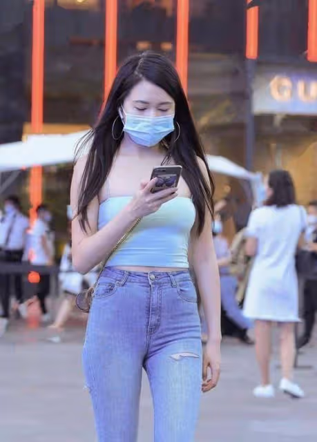 女子腳上一雙尖頭的時尚高跟鞋,勾勒出她那曼妙的身姿