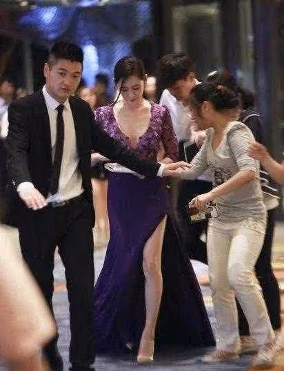 秋瓷炫貌美膚白太養眼，穿深V連衣裙秀出曼妙身姿，氣質出眾