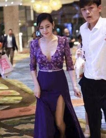 秋瓷炫貌美膚白太養眼，穿深V連衣裙秀出曼妙身姿，氣質出眾
