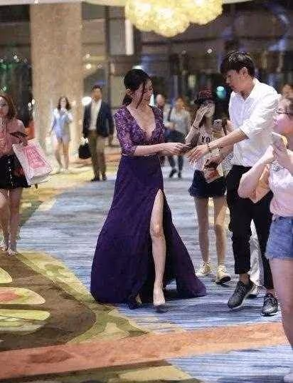 秋瓷炫貌美膚白太養眼，穿深V連衣裙秀出曼妙身姿，氣質出眾